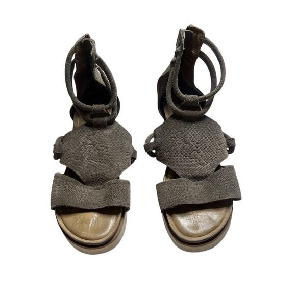 DIBA TRUE GREEN CLOVER Women's Taupe Snake Print Leather Platform Sandals Size 1 - Picture 2 of 5